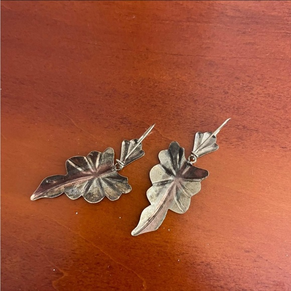 [sold] 10k solid gold diamond cut tricolor leaves dangle statement earrings 2” - Picture 4 of 7